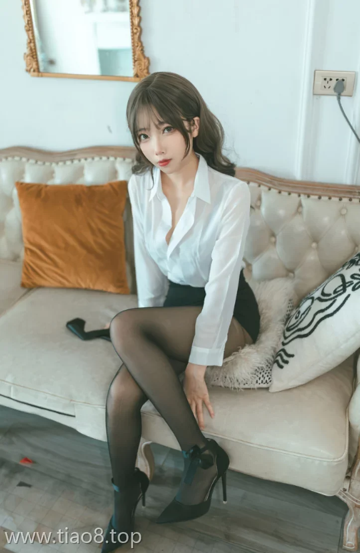 美图欣赏丨Coser杏仁曲奇:NO.011-OL额外时间[61P-315.1M]