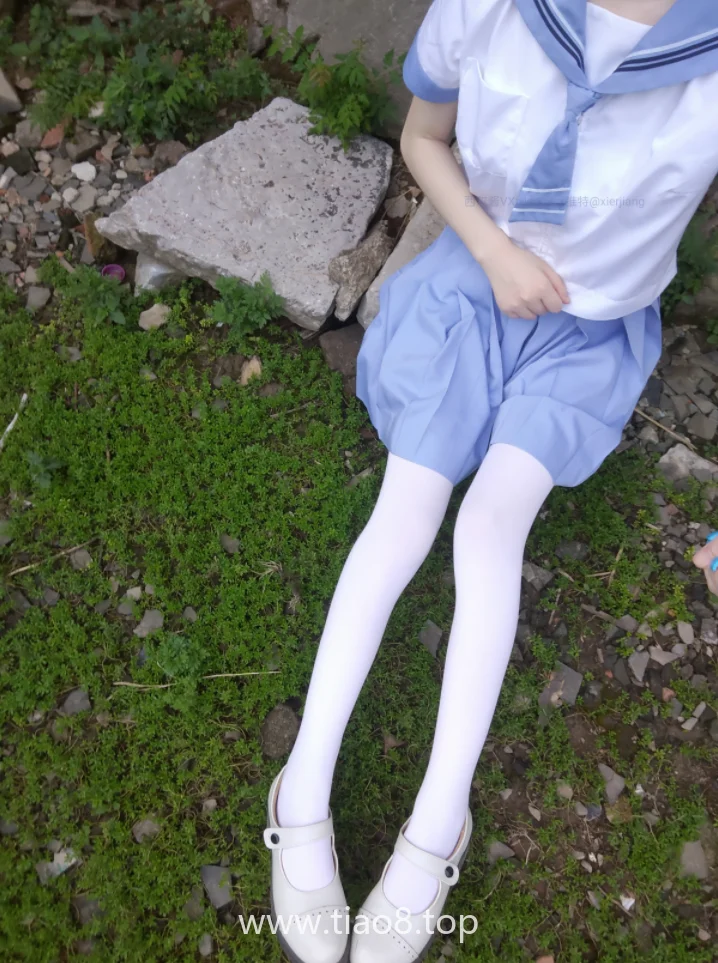 西尔酱NO.045青草水手服cosplay美图,这个绿色有点东西