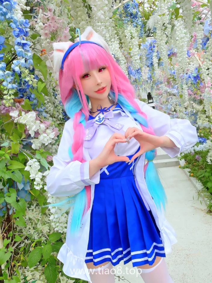 花リリPlant Lily版阿库娅cosplay:把最吵的虚拟主播拍安静了