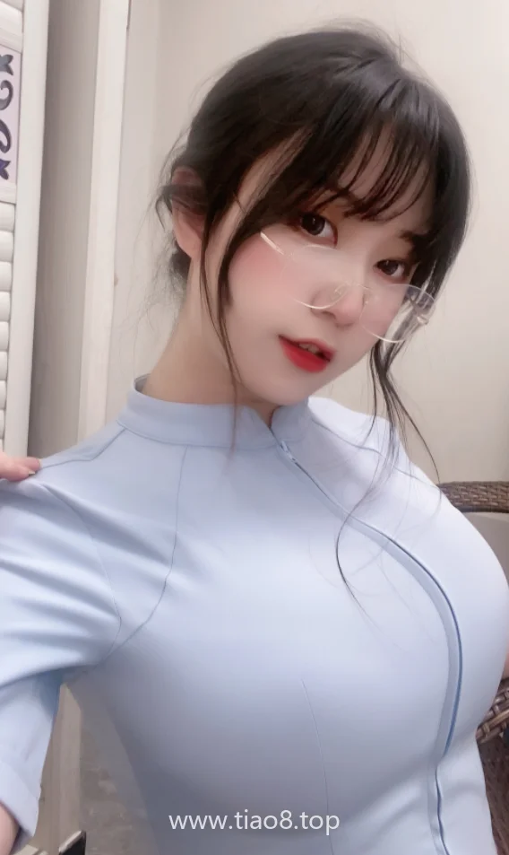 奇行家狗崽009七三蓝护士,耐看的可不止衣服呀