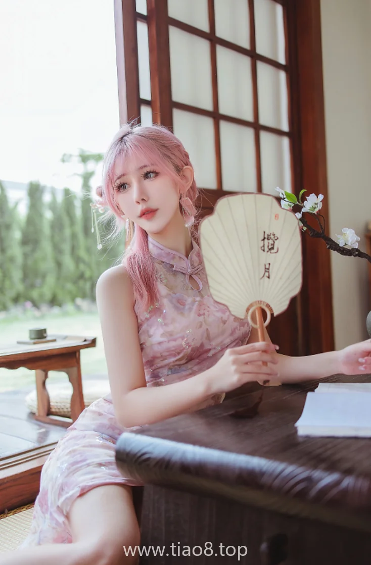 ScreenShot_2026-05-18_091317_135_watermarked 仙女月这套NO.015粉色旗袍看着很粉,勒出来的红印子谁看得见?