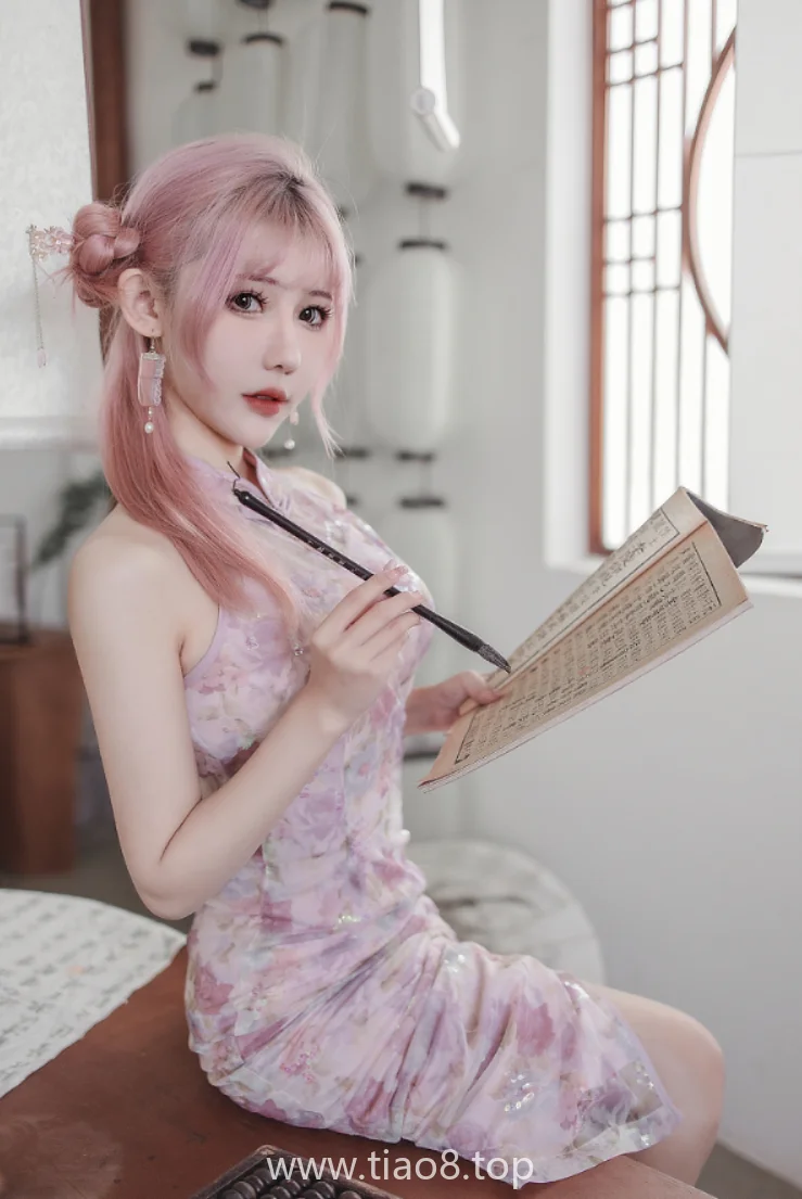 ScreenShot_2026-05-18_091325_748_watermarked 仙女月这套NO.015粉色旗袍看着很粉,勒出来的红印子谁看得见?