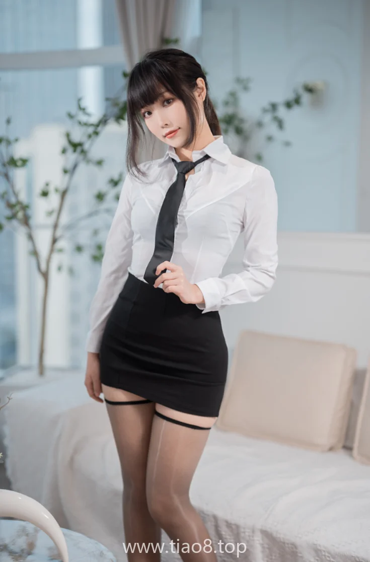 汪知子办公OL,午休时工位上发呆的她真好看~相关插图4 汪知子办公OL,午休时工位上发呆的她真好看~