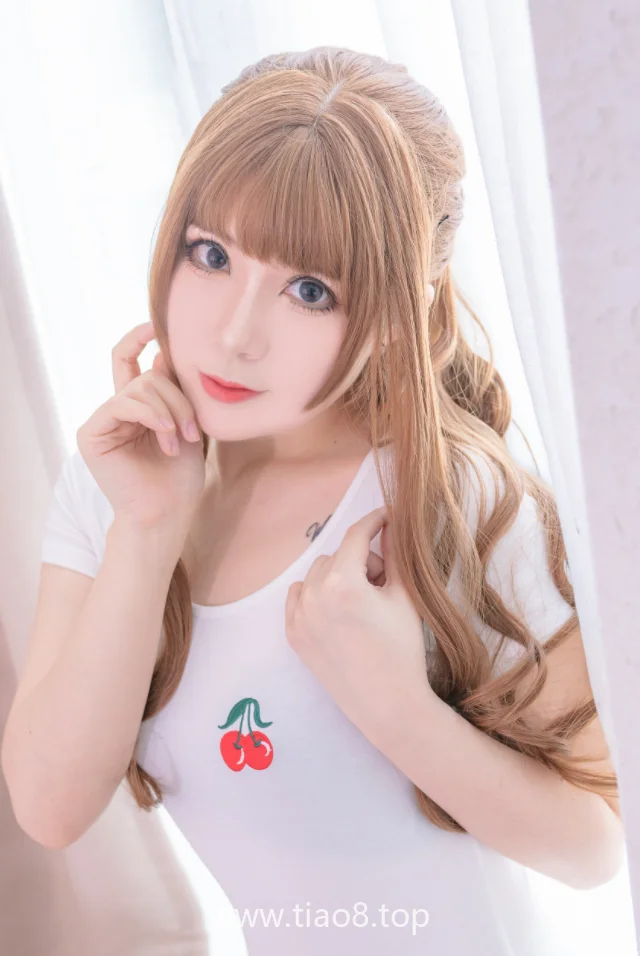 羊大真人的白色樱桃体操服就34张图,半蹲在浴缸里拍得挺俏