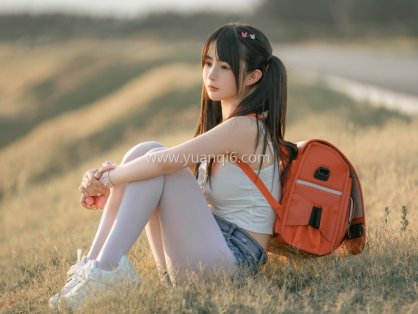 樱井宁宁背着小红包,扎着双马尾清纯可爱