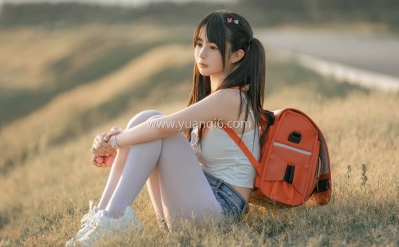 樱井宁宁背着小红包,扎着双马尾清纯可爱