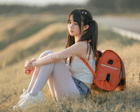 樱井宁宁背着小红包,扎着双马尾清纯可爱