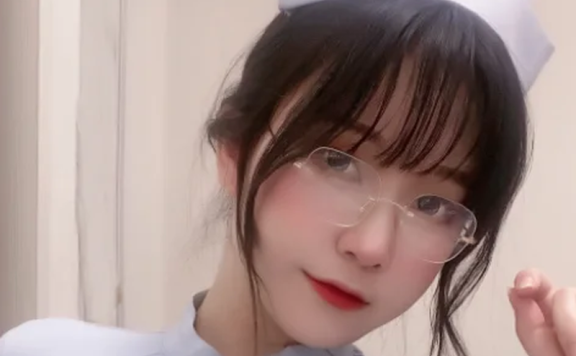 奇行家狗崽009七三蓝护士,耐看的可不止衣服呀