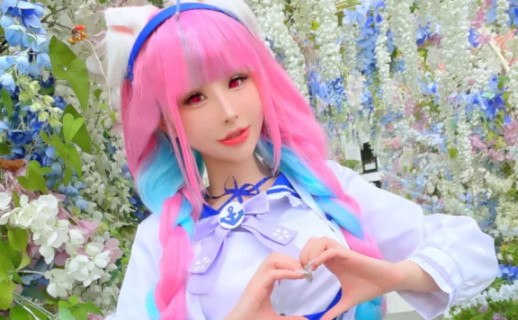 花リリPlant Lily版阿库娅cosplay:把最吵的虚拟主播拍安静了