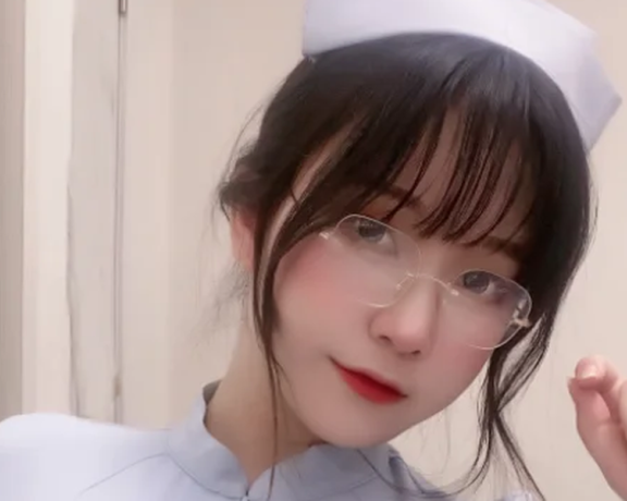 奇行家狗崽009七三蓝护士,耐看的可不止衣服呀